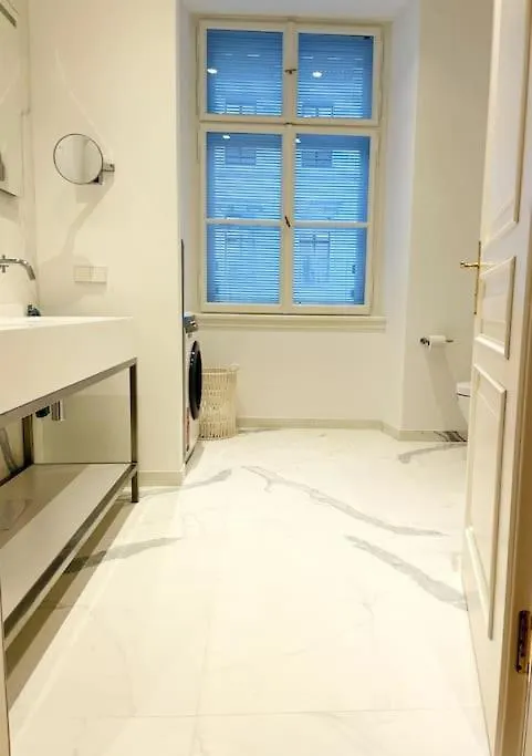 Imperial Living In Vienna Apartment