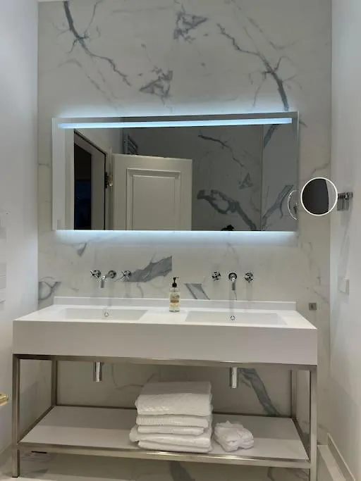 Imperial Living In Vienna Apartment