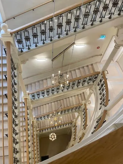 Imperial Living In Vienna Apartment
