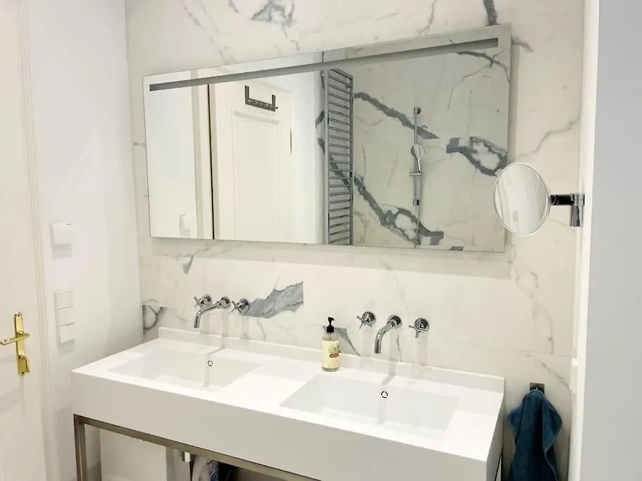 Imperial Living In Vienna Apartment